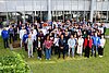 Gruppenbild mit 150 Teilnehmenden im Innenhof des IFW Dresden.