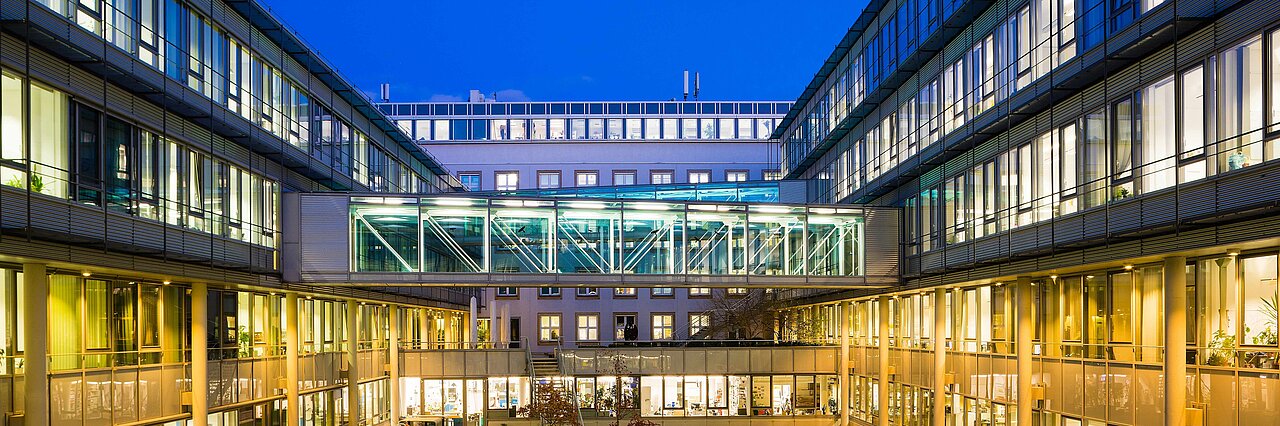 Der beleuchtete Innenhof des Leibniz-Instituts für Festkörper- und Werkstoffforschung - IFW Dresden.