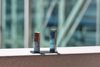 Zwei Zn₄Sb₃-Proben nach Langzeit-Temperaturzyklen: links die unbeschichtete Probe mit Zink-Whiskern, rechts die mit einer dünnen ZnO-Schicht mittels Atomlagenabscheidung (ALD) beschichtete Probe.