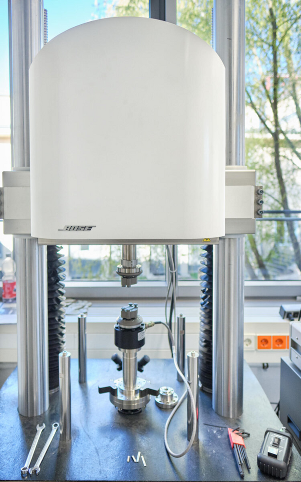 A Bose 3510 universal testing machine in a laboratory.
