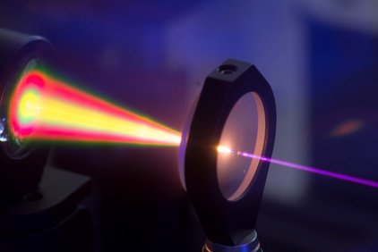 Ein Lichtstrahl wird gebündelt.