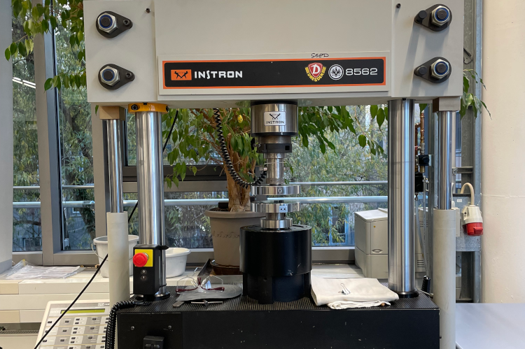 Instron 8562 testing machine in a laboratory room.