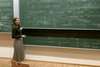 Vira Shyta vor einer mit Formeln vollgeschriebenen Tafel