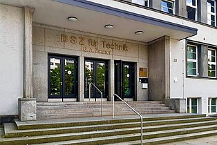 BSZ für Technik "Gustav-Anton-Zeuner" Dresden Eingangsbereich des BSZ für Technik mit breiter Treppe, Handläufen und der Aufschrift 'BSZ für Technik' über der Tür, umgeben von Fenstern und einer hellen Fassade.