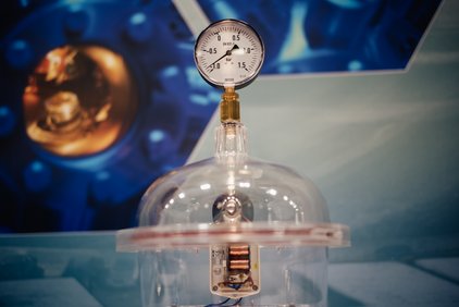 Unser Vakuumexponat auf dem Ausstellungsschiff MS Wissenschaft im Jahr 2023.