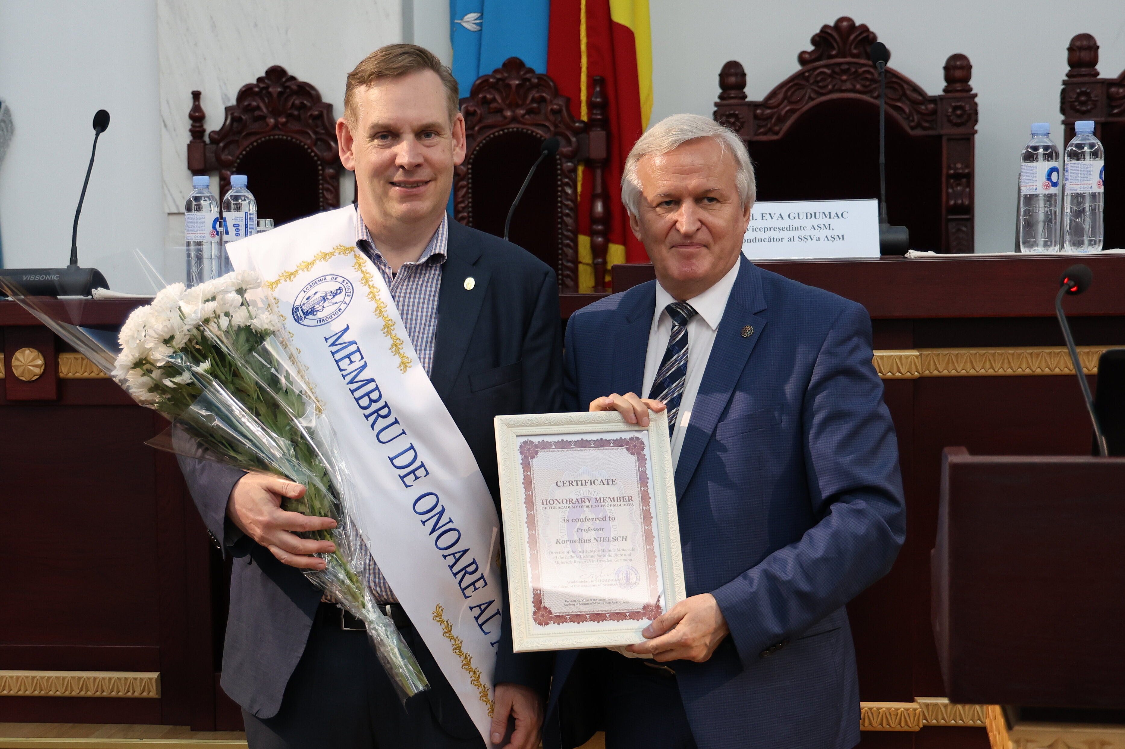 Ehrenmitglied ASMoldau Nielsch Prof. Dr. Kornelius Nielsch (left) and Prof. Ion Tiginyanu stand side by side, holding the certificate of Honorary Membership of the Academy of Sciences of Moldova for the camera.