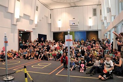 Viele Kinder und Erwachsene beim Besuch des Hörsaals während unserer Wissenschaftsshow zur Dresdner Langen Nacht der Wissenschaften.