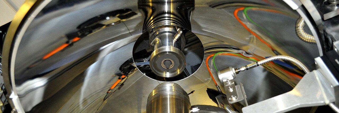 Concave mirror in a facility for single crystal growth