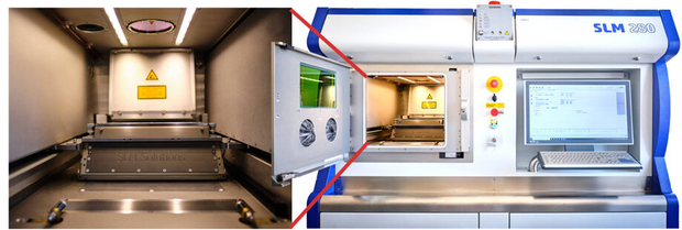SLM®280 2.0 powder-bed-based laser beam melting system with an open working area on the left and a control unit with a screen and keyboard on the right.