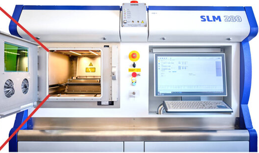 SLM®280 2.0 powder-bed-based laser beam melting system with an open working area on the left and a control unit with a screen and keyboard on the right.