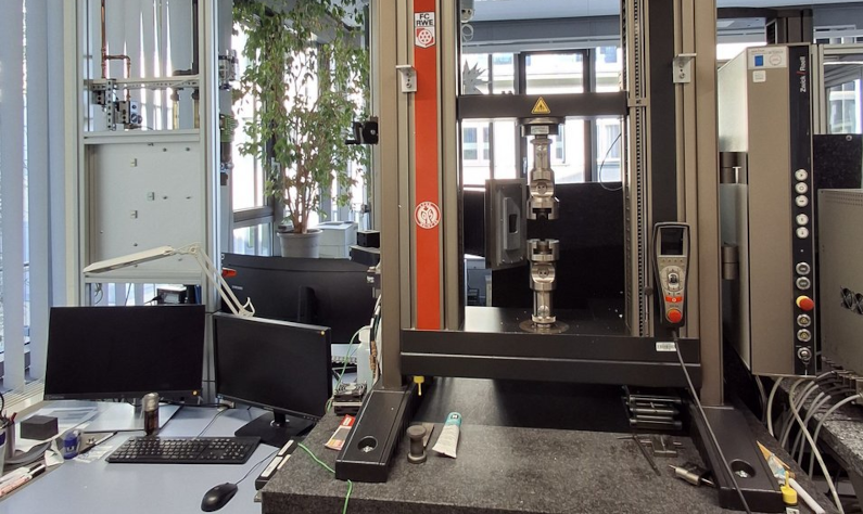 Zwick Z050 testing machine for material testing.