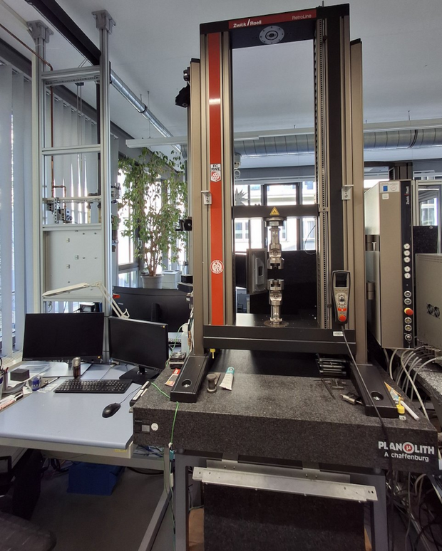 Zwick Z050 testing machine for material testing.