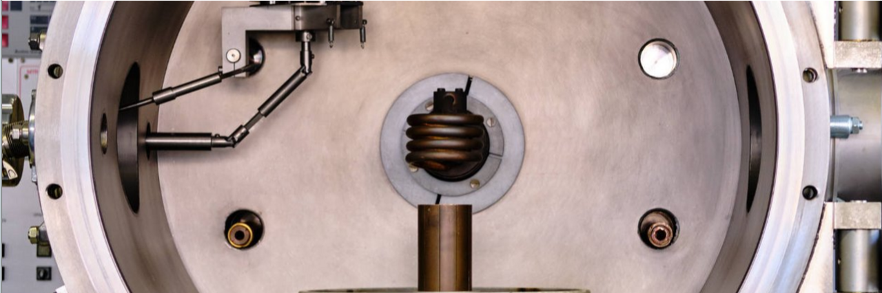 Offene runde Laboranlage mit sichtbaren mechanischen und elektrischen Komponenten in einem Forschungsumfeld.