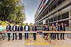 Gruppenfoto beim Richtfest für den gemeinsamen Forschungsneubau von IFW Dresden und TU Dresden: Neun Vertreterinnen und Vertreter aus Wissenschaft, Politik und Bauwesen stehen mit Hämmern vor dem Richtfestbalken.
