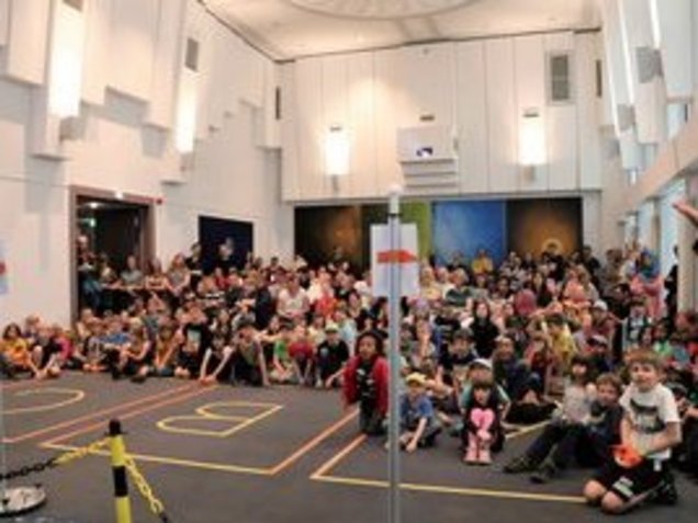 Many children and adults visited the lecture theatre during our science show at Dresden’s Long Night of Science.