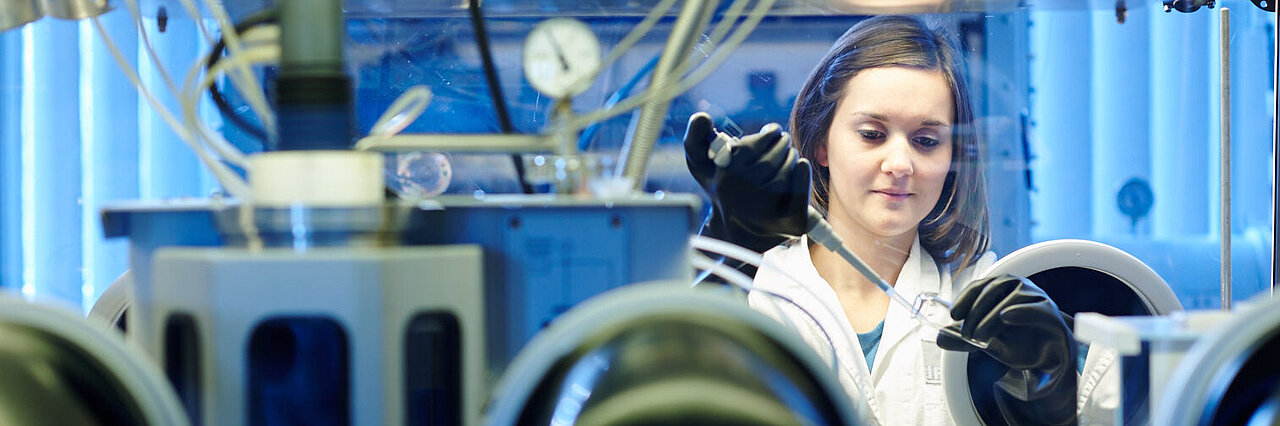 Arbeiten an der Glovebox im Chemielabor des IFW Dresden Eine junge Frau arbeitet an einer Glovebox im Chemielabor des IFW Dresden.