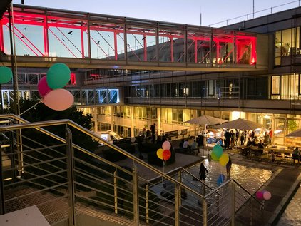 Evening atmosphere in the courtyard of the IFW Dresden during LNdW DD.