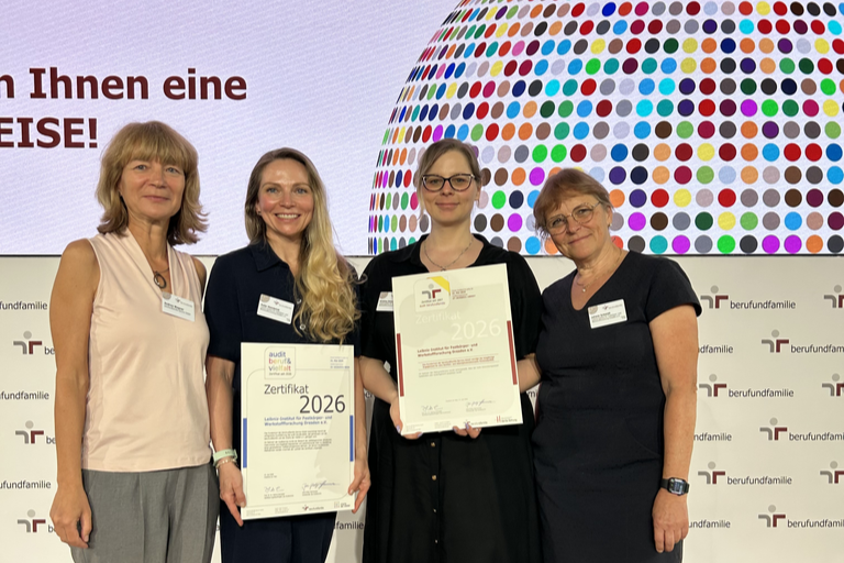 Gruppenfoto bei der Zertifikatsverleihung 2026: Die Auditorin, zwei Vertreterinnen des IFW Dresden und die Administrative Direktorin präsentieren die Zertifikate „audit beruf&vielfalt“ und „audit berufundfamilie“.