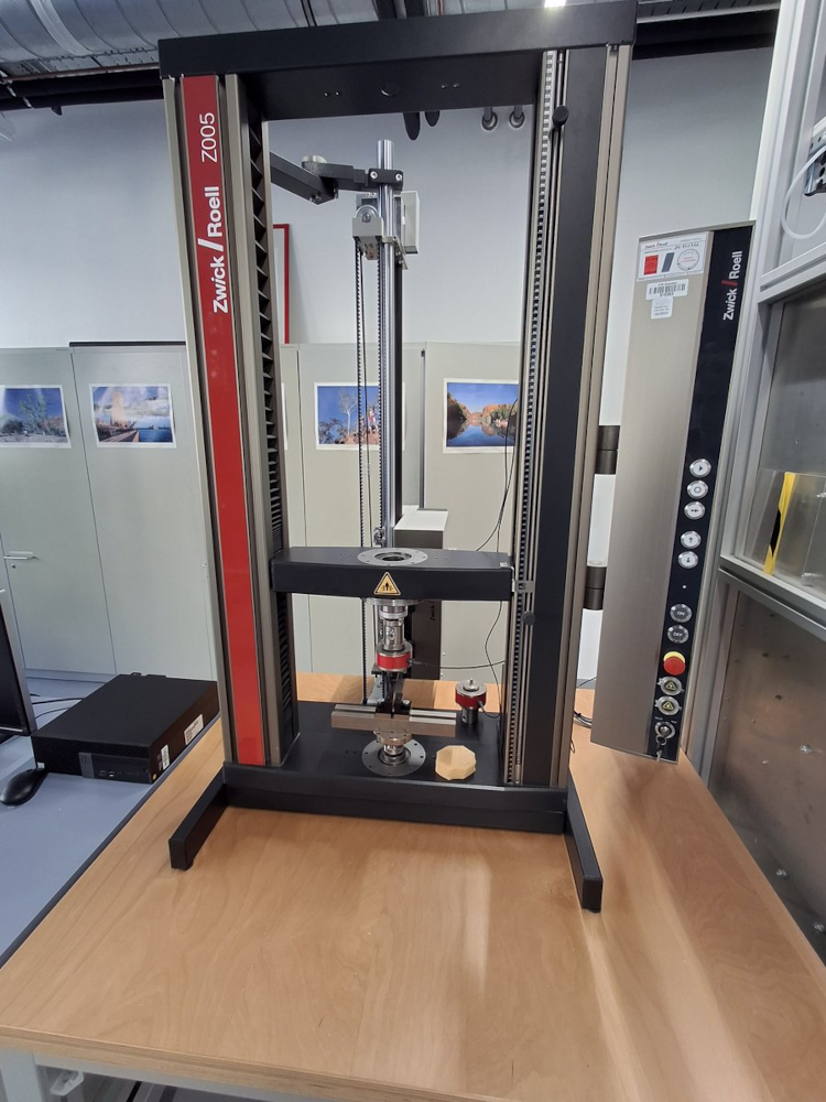 Zwick Z050 testing machine for material testing.