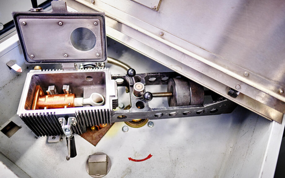 Centrifugal casting plant, pressure gauge and metal housing in a melting plant for arc processes.