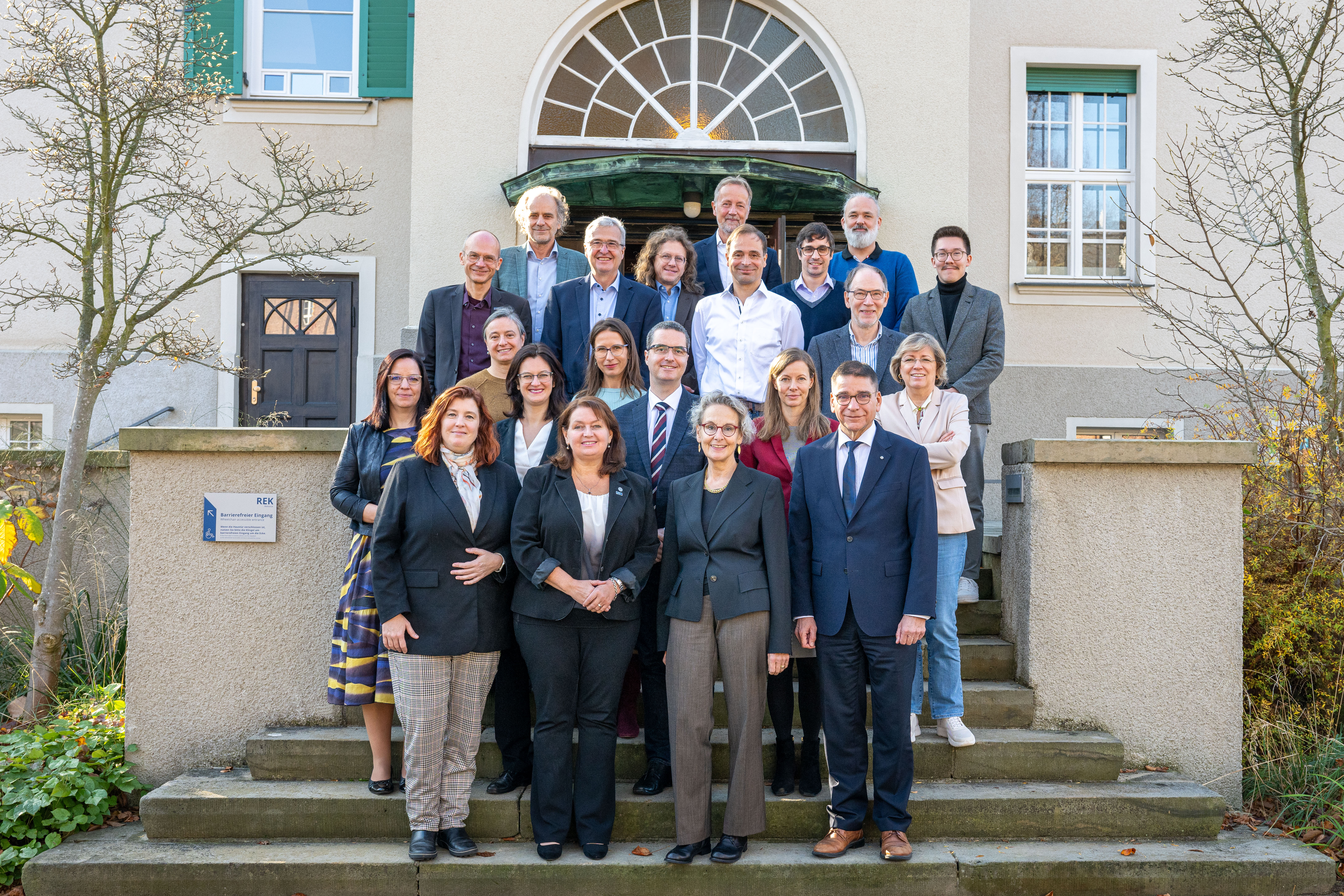 Gruppe von Männern und Frauen auf einer Treppe